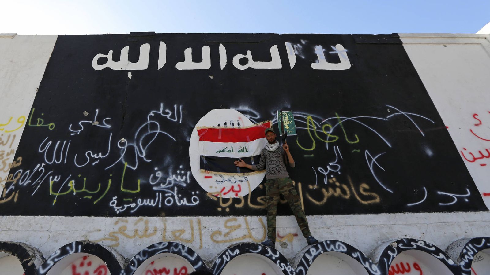 Un miliciano del Estado Islámico, ante una bandera de ISIS en Al-Alam, en una foto de archivo. (Reuters)