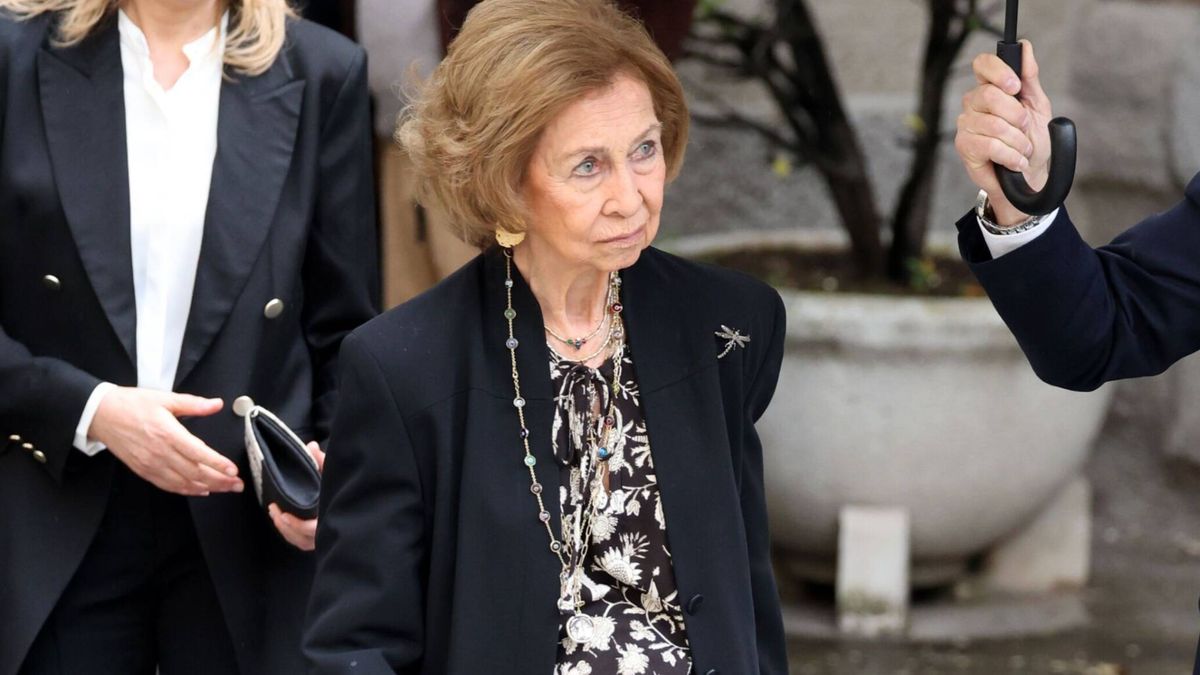 El primer ingreso hospitalario de la reina Sofía en más de 50 años y su salud de hierro llegan a la prensa extranjera