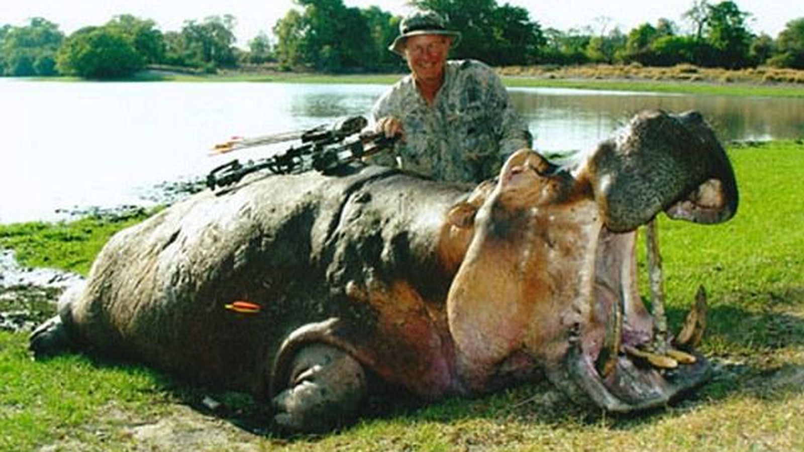 Foto: El médico estadounidense, Jan Casimir Seski, posa con un hipopótamo. (Facebook)
