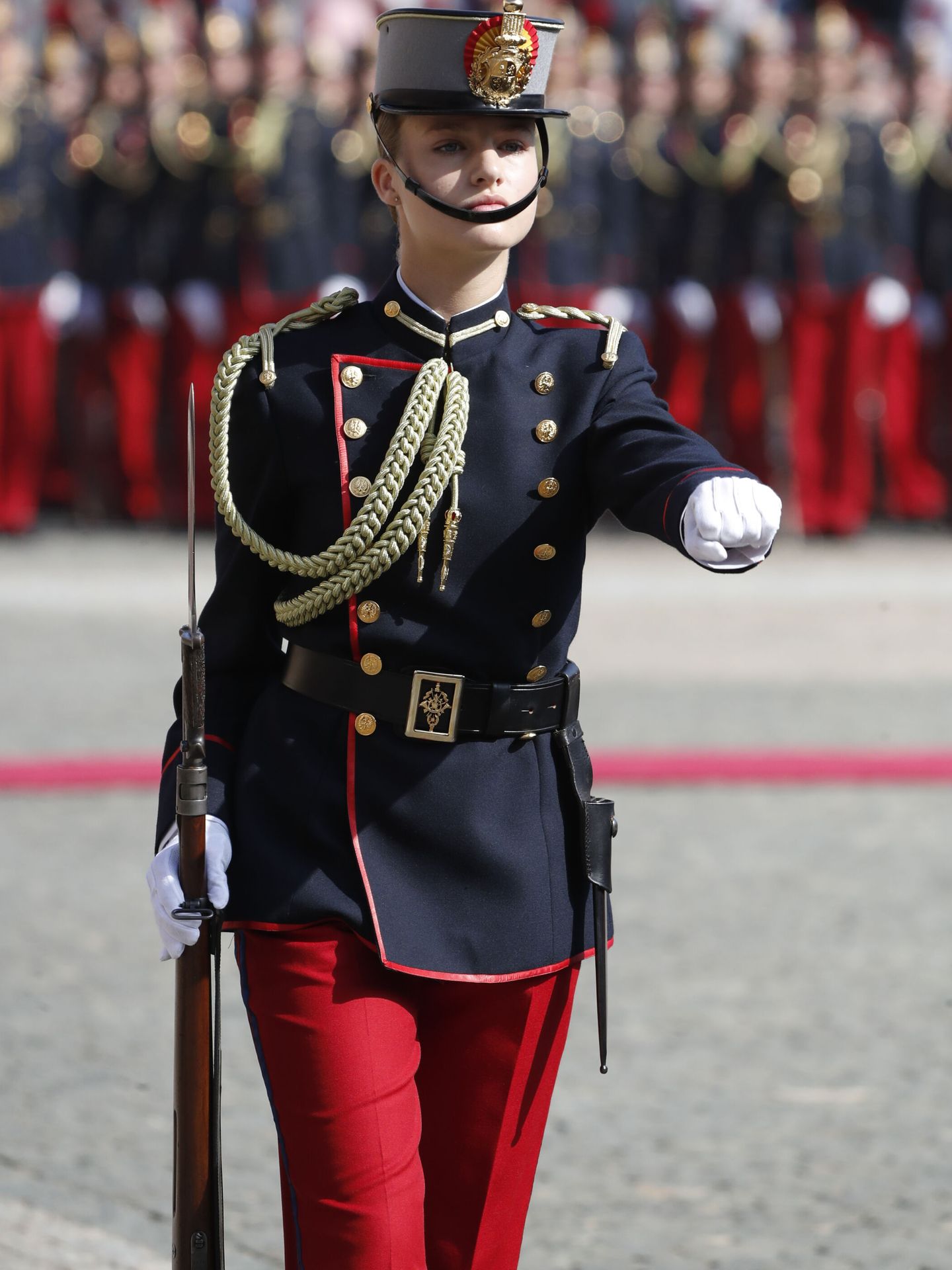 Leonor desfila antes de jurar bandera en la Academia Militar de Zaragoza. (EFE/Javier Cebollada)