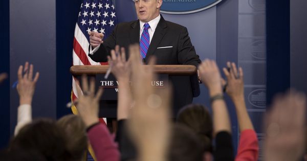 Foto: El portavoz de la Casa Blanca, Sean Spicer, responde a las preguntas de los periodistas en la Casa Blanca, el 8 de marzo de 2017 (EFE)