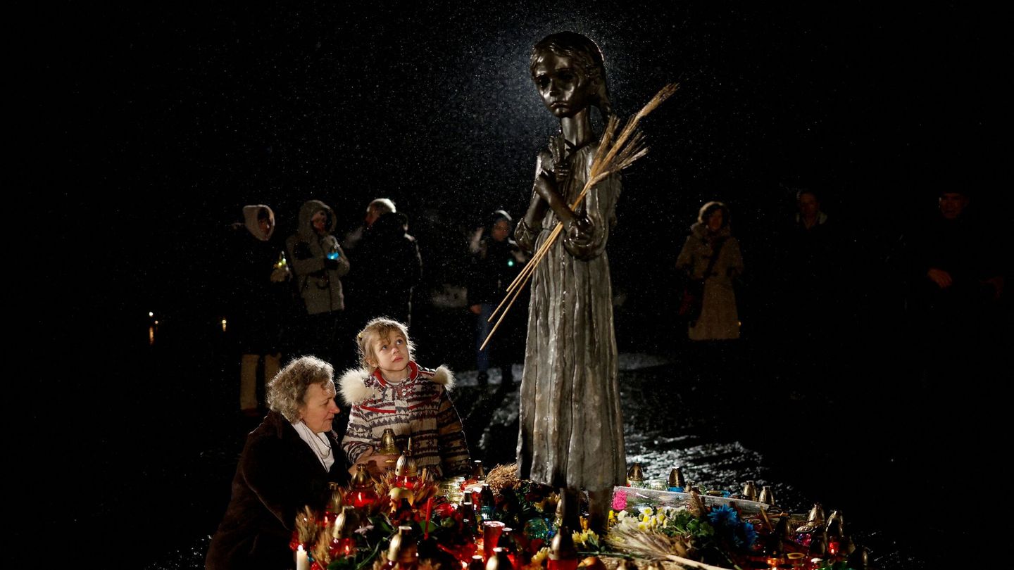 Una mujer y una niña visitan el monumento em conmemoración de Holodomor. (Reuters)