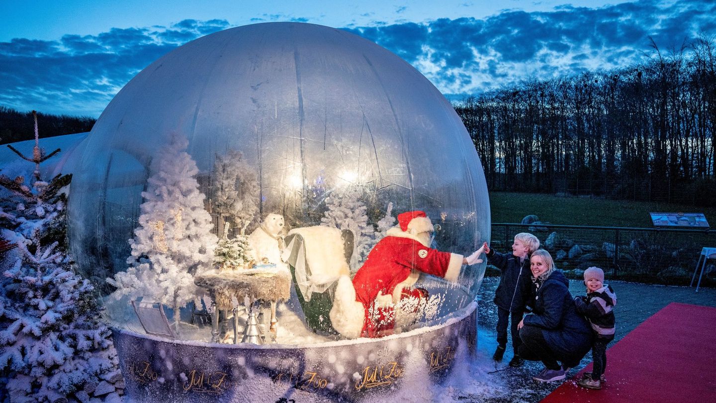 Un Papá Noel el Dinamarca atiende dentro de una burbuja. (Reuters)