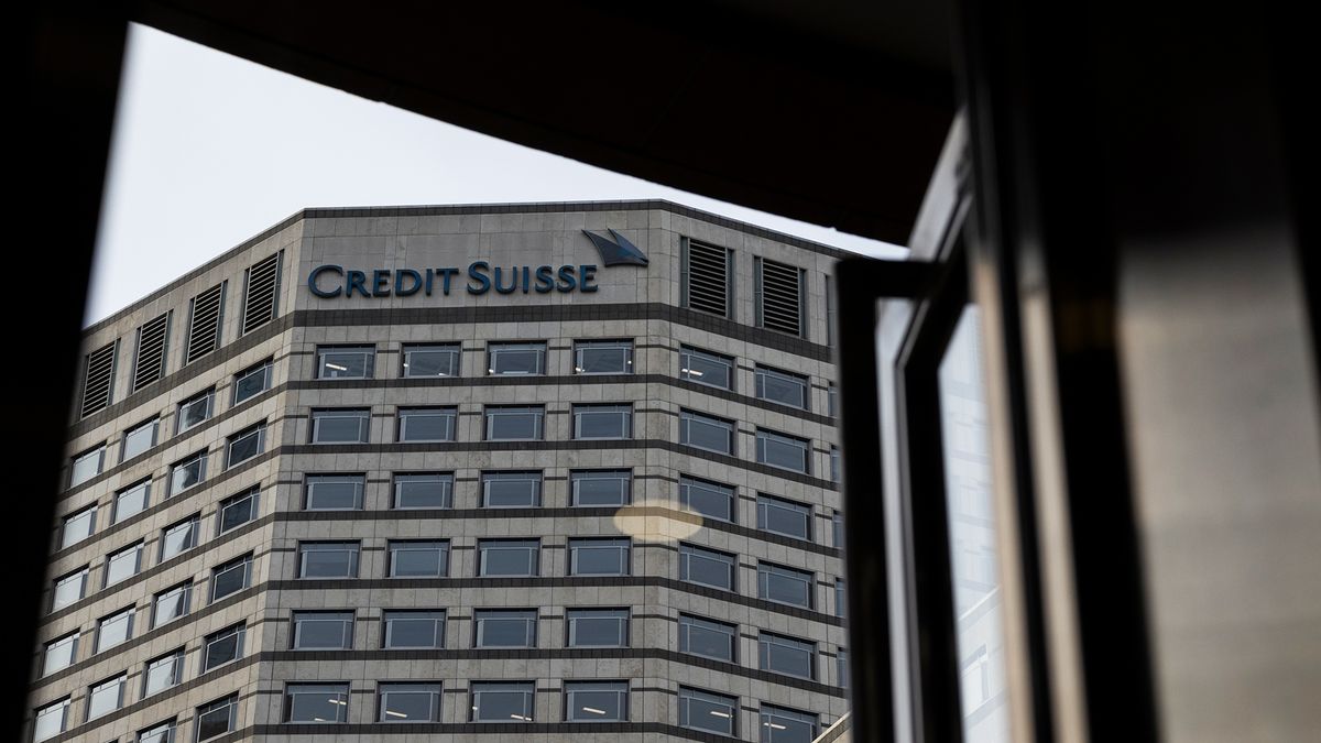 La bolsa, hoy en directo: El Banco de Suiza sale en defensa de Credit Suisse (-24%); el Ibex cae un 4,37%