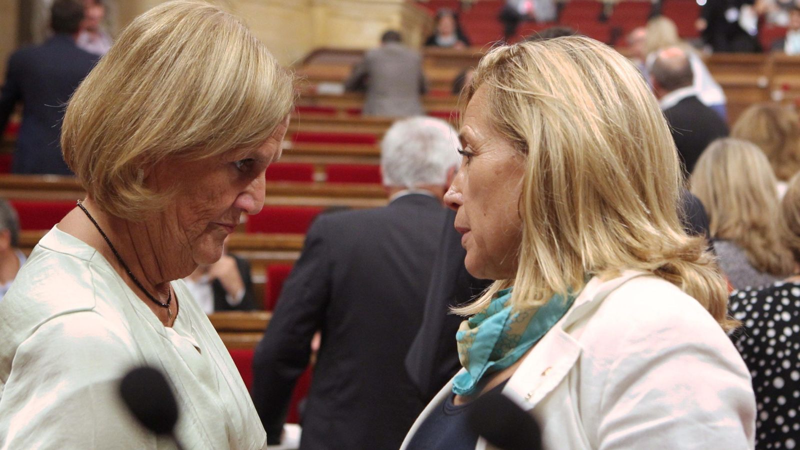 Foto: Núria de Gispert (i) conversa con Joana Ortega. (EFE)