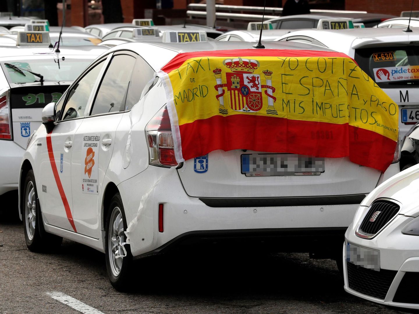 GRAF2705. MADRID, 22 01 2019.- Concentración de taxistas en las inmediaciones del recinto ferial de Ifema, en Madrid, este martes, segundo día de la huelga indefinida del sector del taxi después de que las principales asociaciones del sector y la 