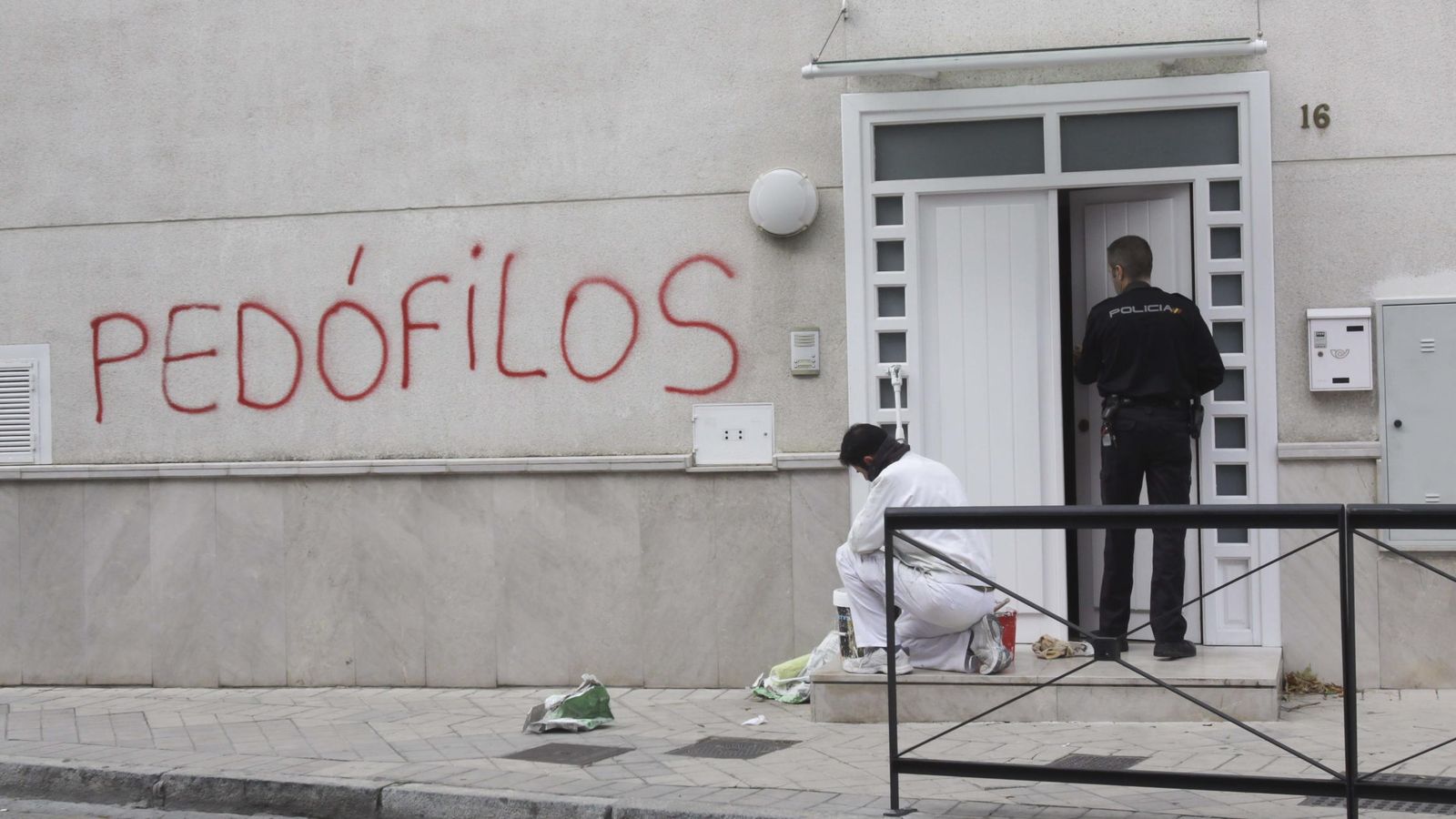 Foto: Pintadas en la casa de un sacerdote de Granada acusado de abusos sexuales (EFE)