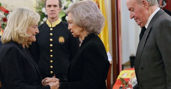 Foto: Los Reyes eméritos, don Juan Carlos y doña Sofía, saludan a la viuda de Alfredo Pérez Rubalcaba, Pilar Goya, este sábado. (EFE)