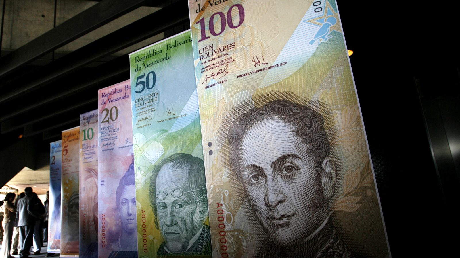 Foto: Imagen de una exhibición de los nuevos billetes emitidos en la sede del Banco Central, en Caracas, el 24 de octubre de 2007 (Reuters).  