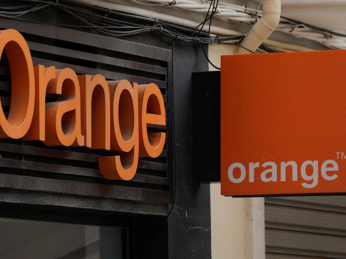 Foto: Logo en un establecimiento de Orange en España. (Reuters/Jon Nazca)