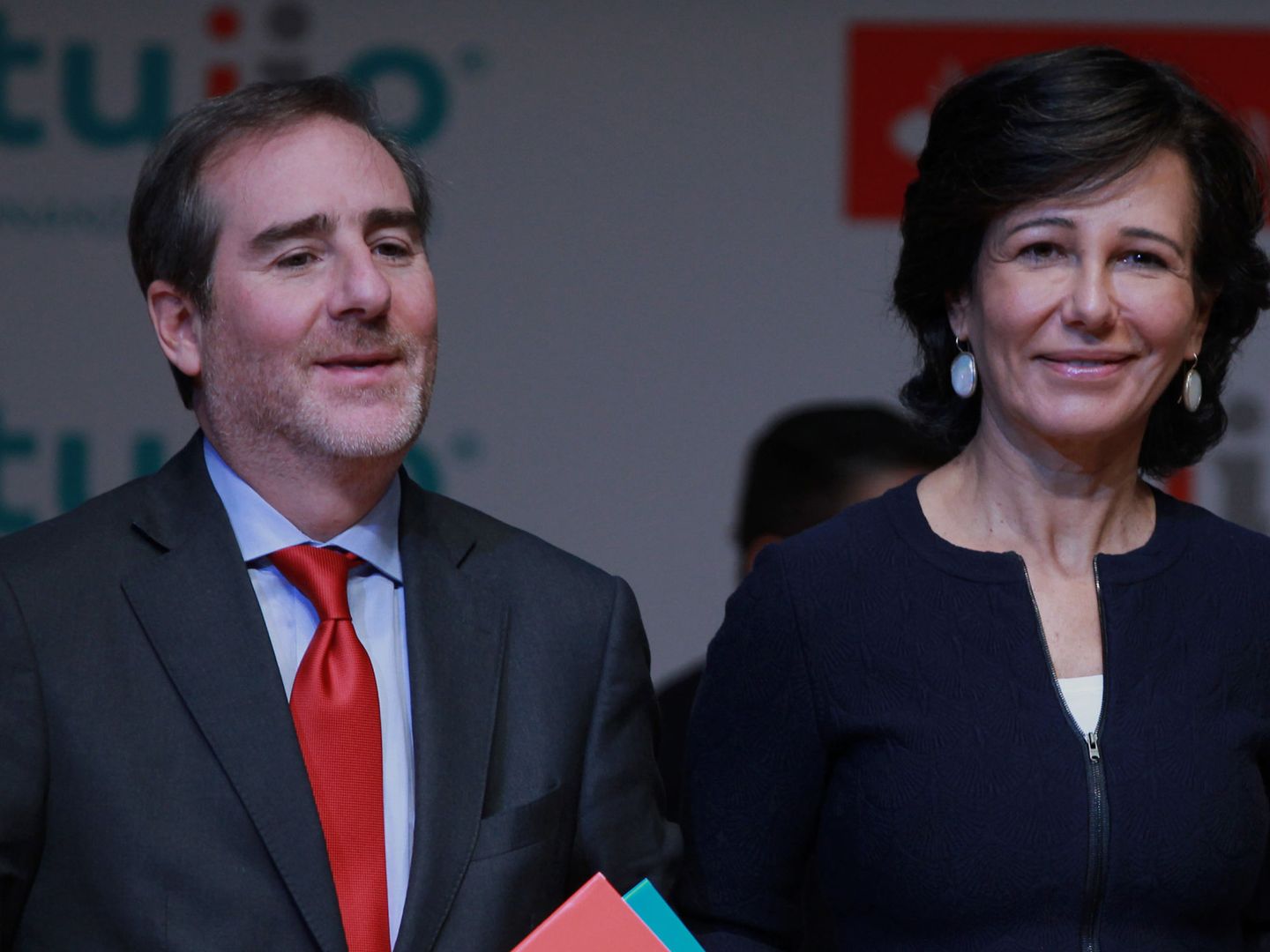 La presidenta de Banco Santander, Ana Botín (d), y el nuevo CEO, Héctor Grisi (i). (EPA Mario Guzmán)