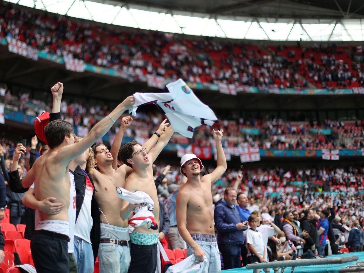 Foto: Aficionados ingleses durante el Inglaterra-Alemania en el estadio de Wembley. (EFE)