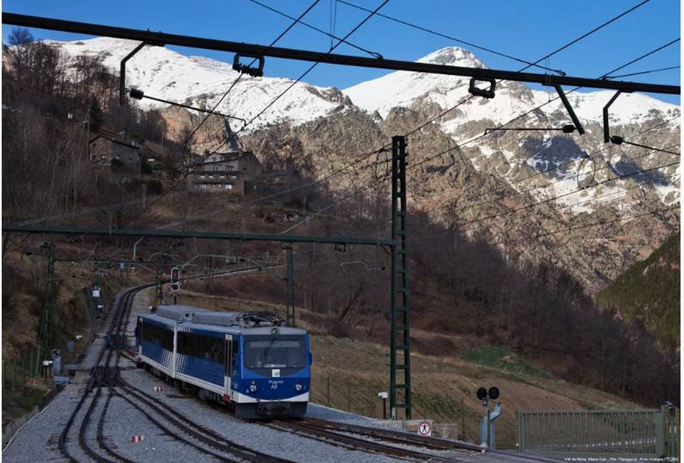 El tren cremallera que conecta con el Vall de Núria. El trayecto está repleto de bellos paisajes.