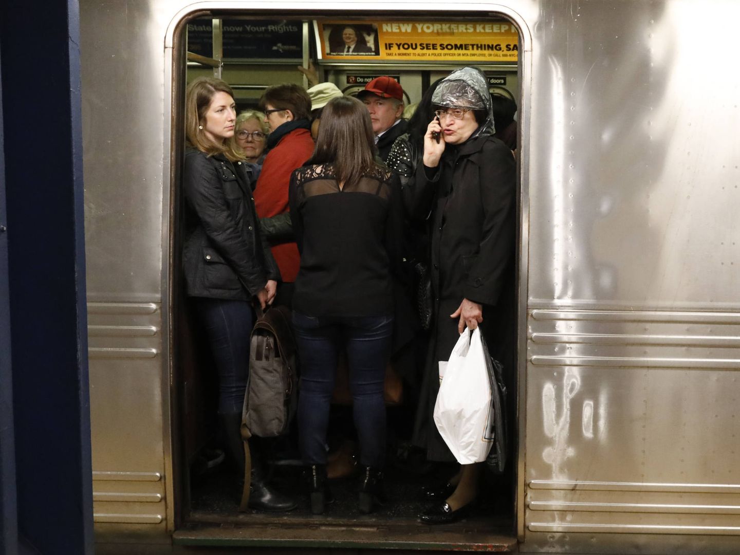 Pasajeros esperan dentro de un vagón de metro atestado tras una avería eléctrica, en Nueva York. (Reuters)