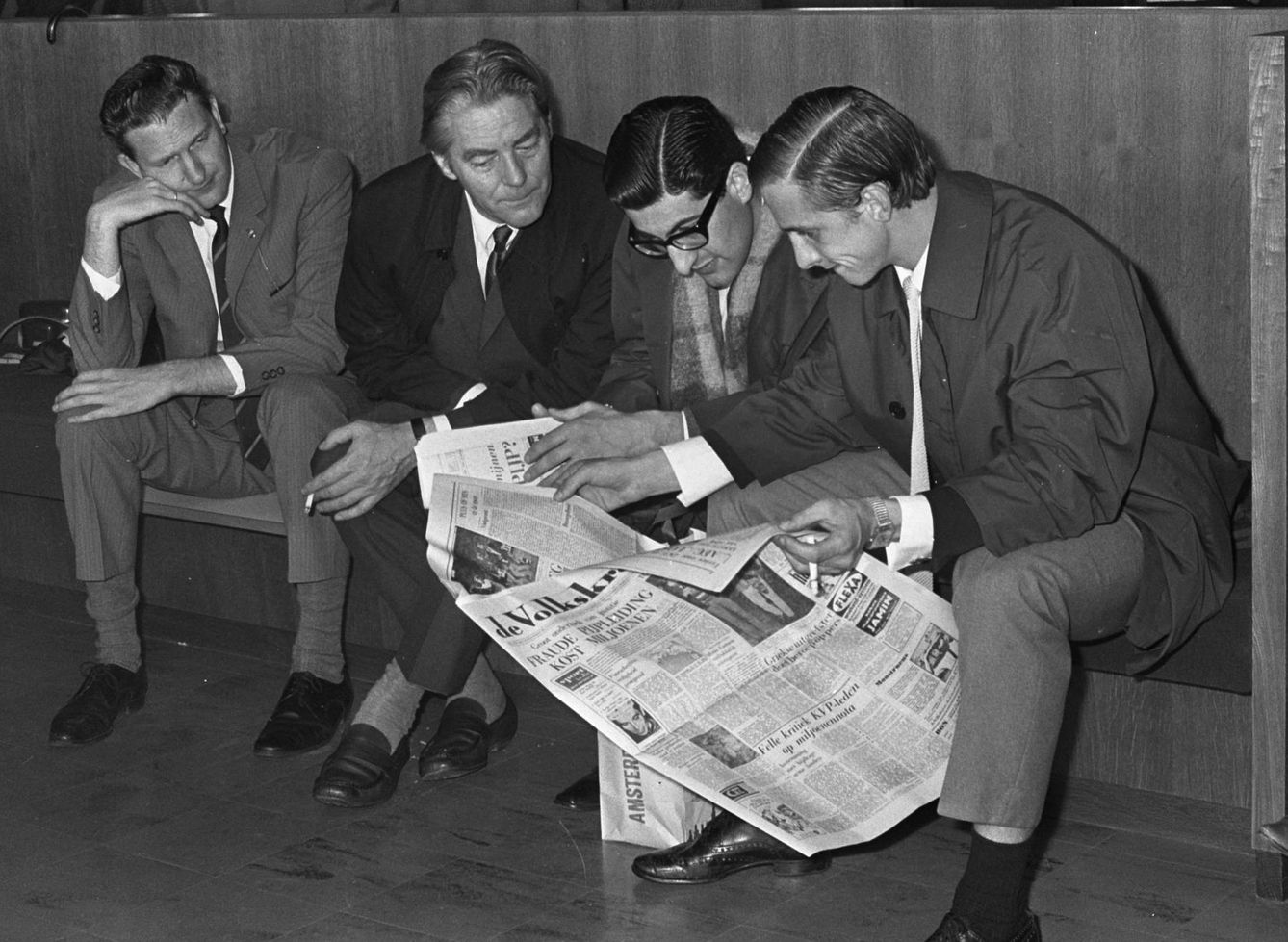 Muller y Cruyff leen el periódico en el aeropuerto. (CC)