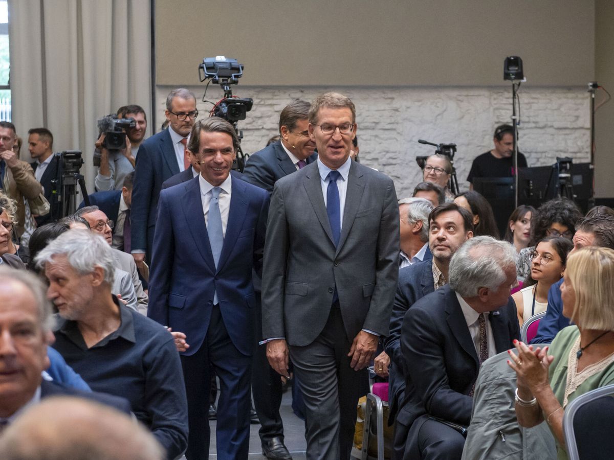 Foto: El líder del PP, Alberto Núñez Feijóo, junto al expresidente del Gobierno, José María Aznar. (EFE/Fernando Villar)