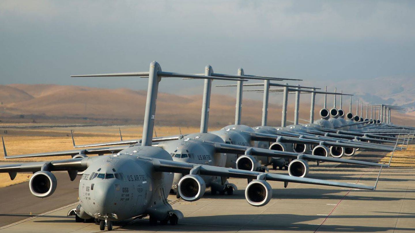  22 aviones de carga de la USAF, en formación (siete C-17 Globemaster, once KC-10 Extender y cuatro C-5B Galaxy)