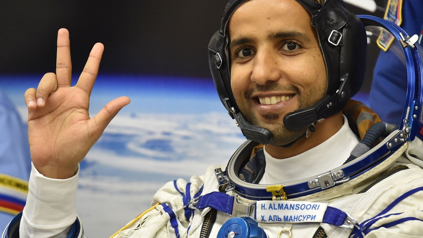 Hazza Al Mansouri, poco antes de subir al cohete ruso Soyuz, que lo llevará a la Estación Espacial Internacional (ISS). (EFE)