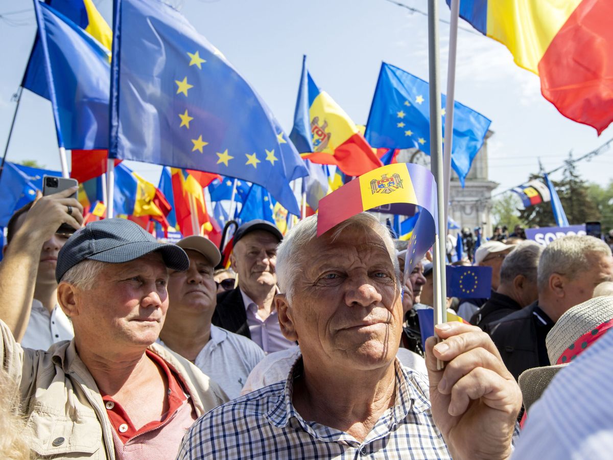 Foto: Manifestación a favor de la adhesión de Moldavia a la UE, en Chisináu. (EFE/Dumitru Doru)