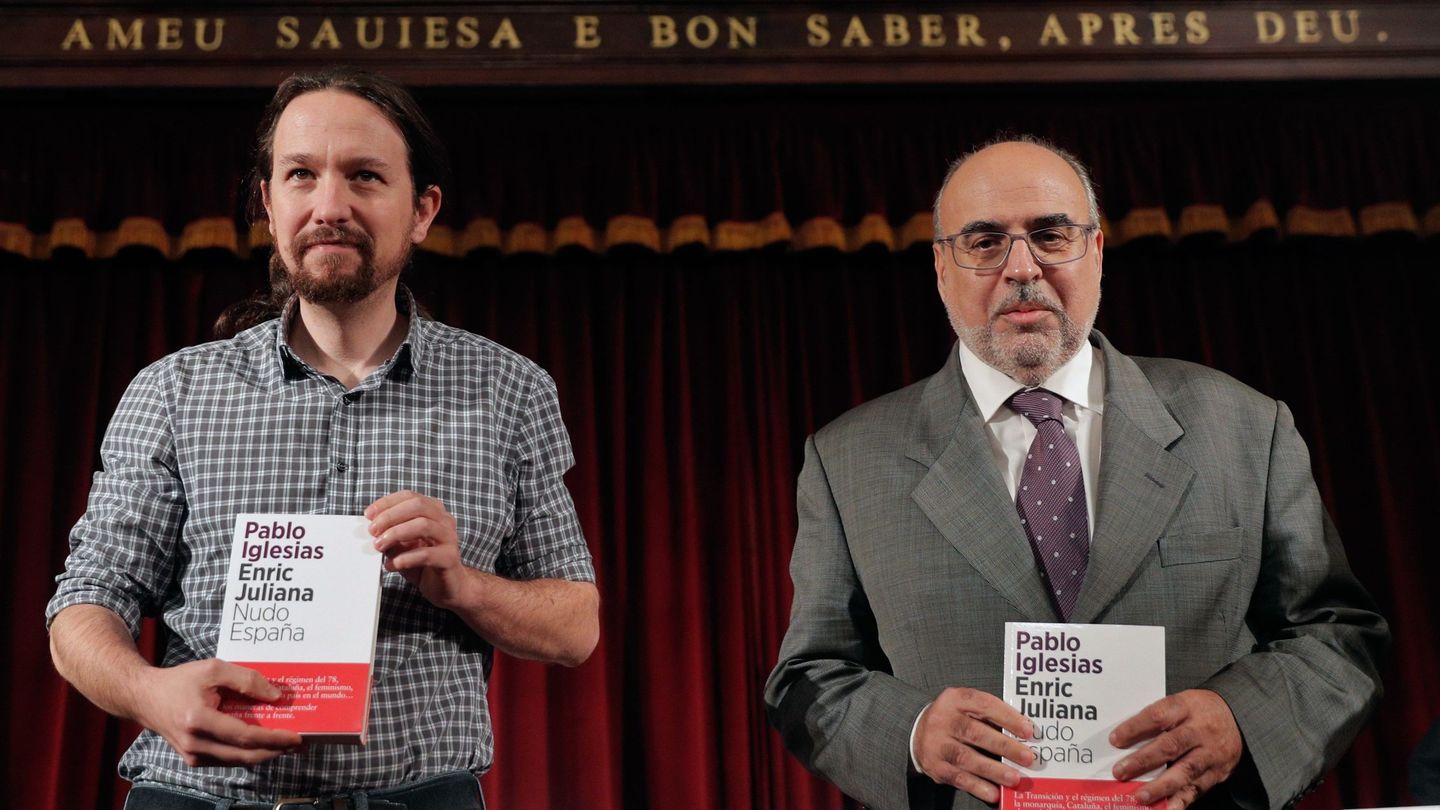 Pablo Iglesias (i) , y el director adjunto de La Vanguardia, Enric Juliana (d) presentando en Valencia su libro 'Nudo España'. (EFE) 