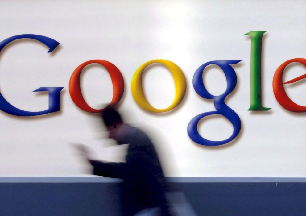 Foto: Un hombre pasa por delante de un logo de Google. (EFE)