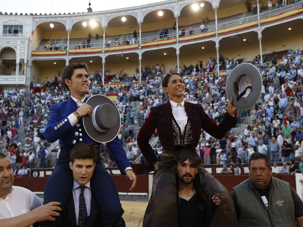 Foto: Salida a hombros de los rejoneadores Hermoso de Mendoza y Vicens. (EFE/JJ Guillén)