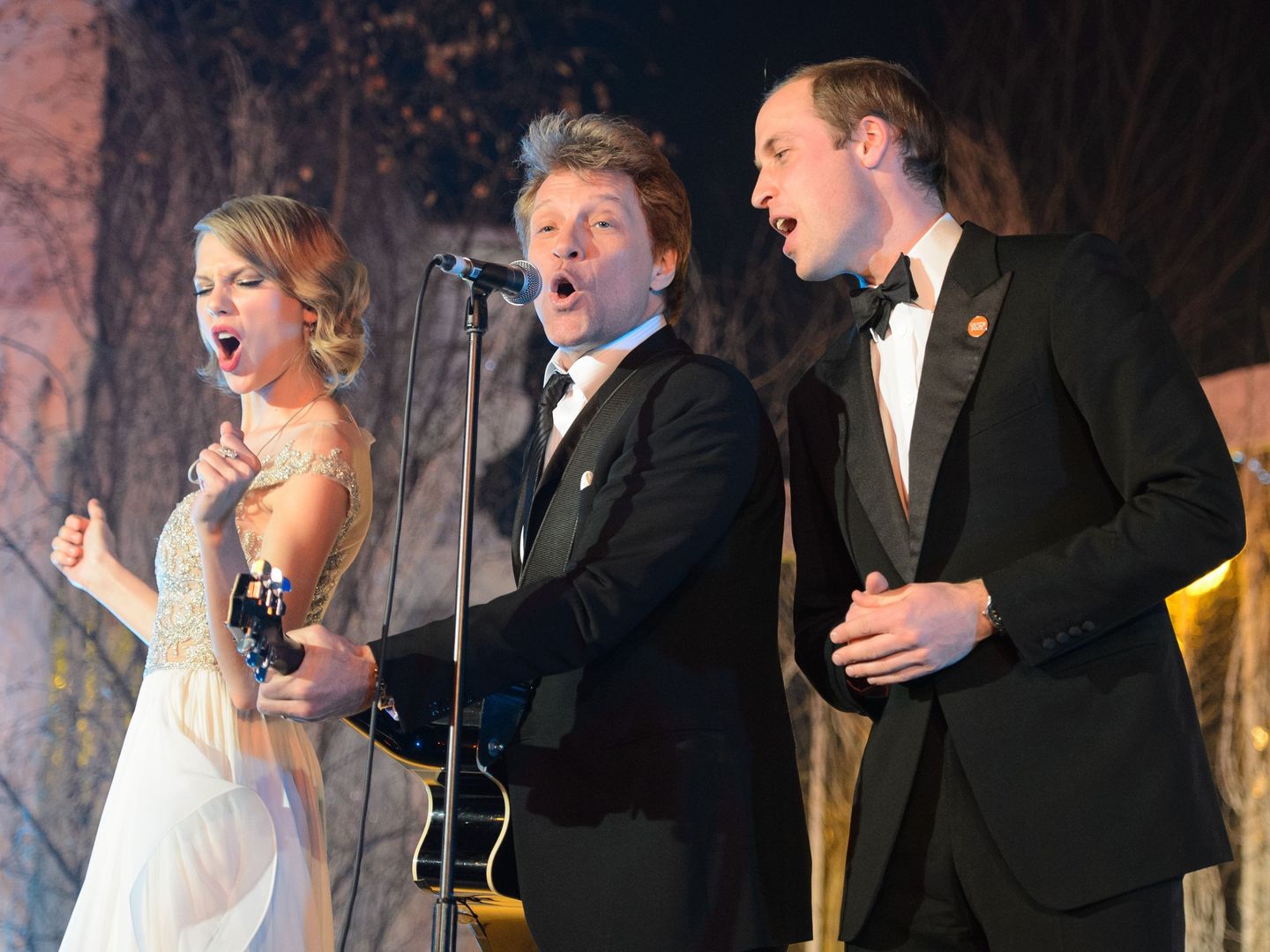 El príncipe Guillermo cantando con los cantantes Taylor Swift y Jon Bon Jovi