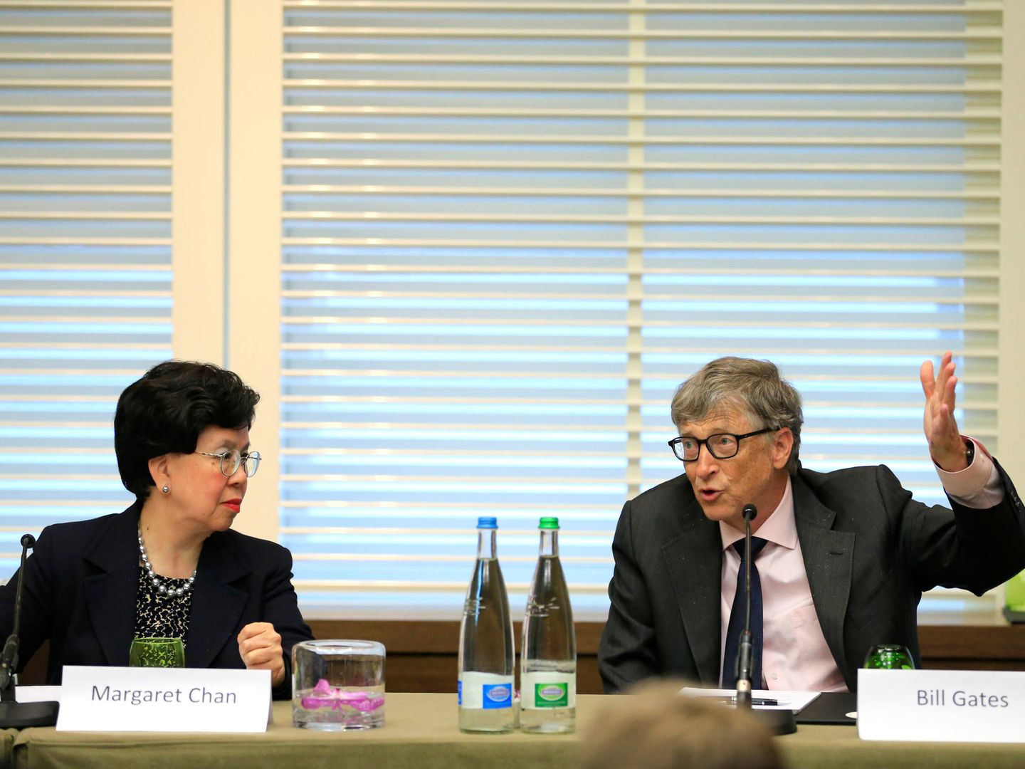 Bill Gates, con Margaret Chan, directora general de la OMS. (Reuters)