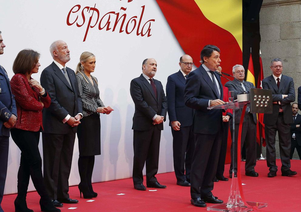 Foto: El presidente de la Comunidad de Madrid, Ignacio González (c), junto con la delegada del Gobierno en Madrid, Cristina Cifuentes (4i) y más autoridades oficiales, durante el acto del XXXVI aniversario de la Constitución (Efe)