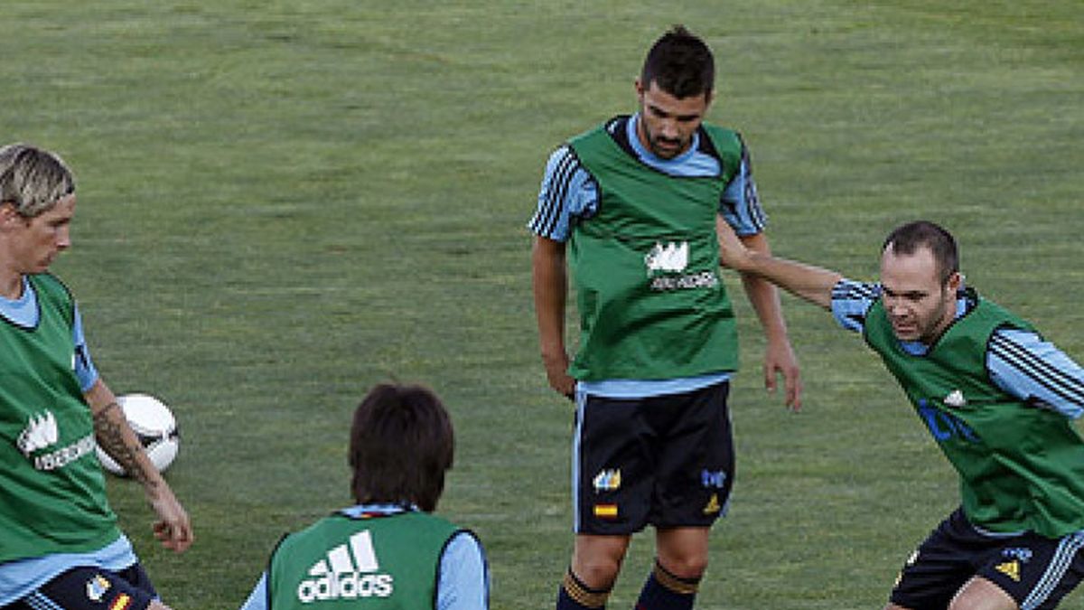 Iniesta vuelve al trabajo de grupo en el entrenamiento de la Selección en Las Rozas