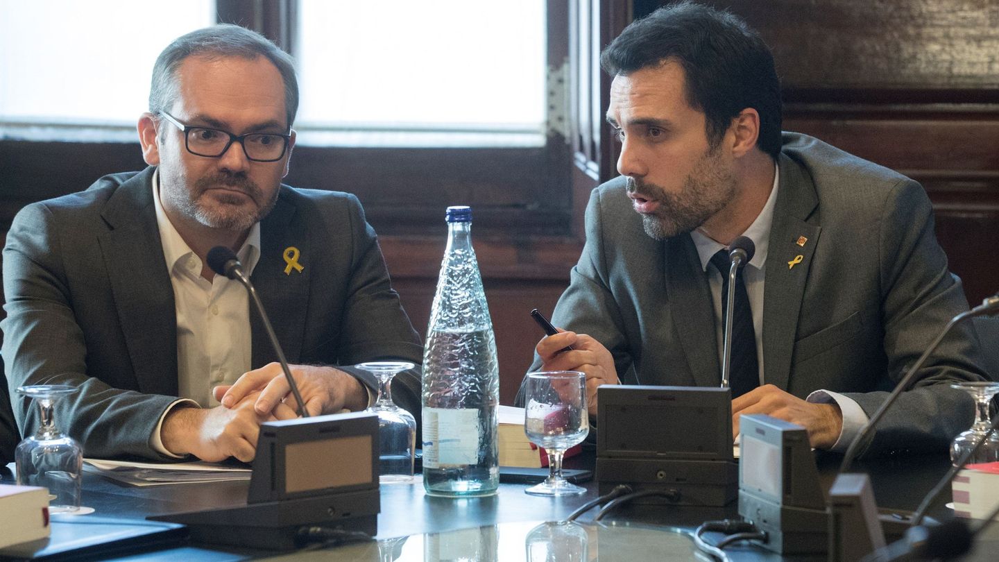 Roger Torrent, junto al vicepresidente primero de la Cámara catalana, Josep Costa. (EFE)