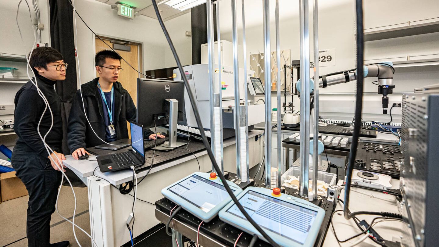 Bernardus Rendy (i) y Yuxing Fei ponen a punto los componentes del A-Lab. (Marilyn Sargent/Berkeley Lab)