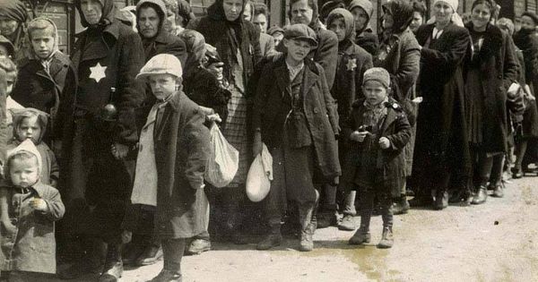 Foto: Imagen de familias llegando a Auschwitz-Birkenau