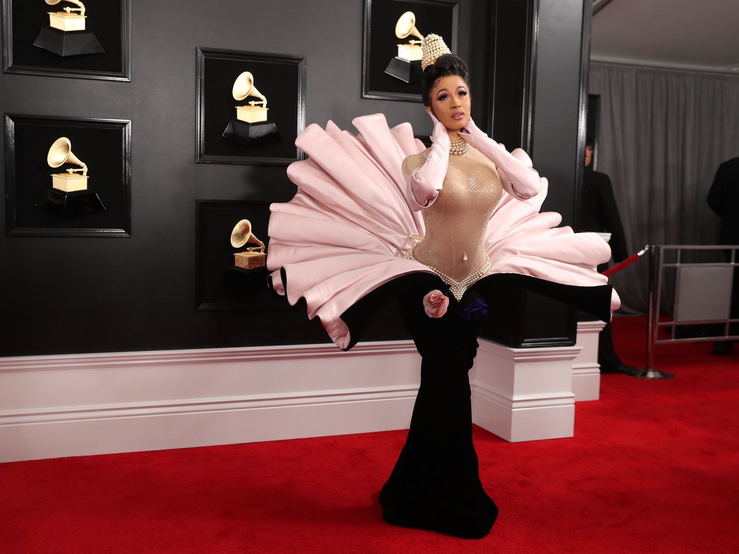 Cardi B luce un modelo vintage de Thierry Mugler en los Grammy. (Reuters)
