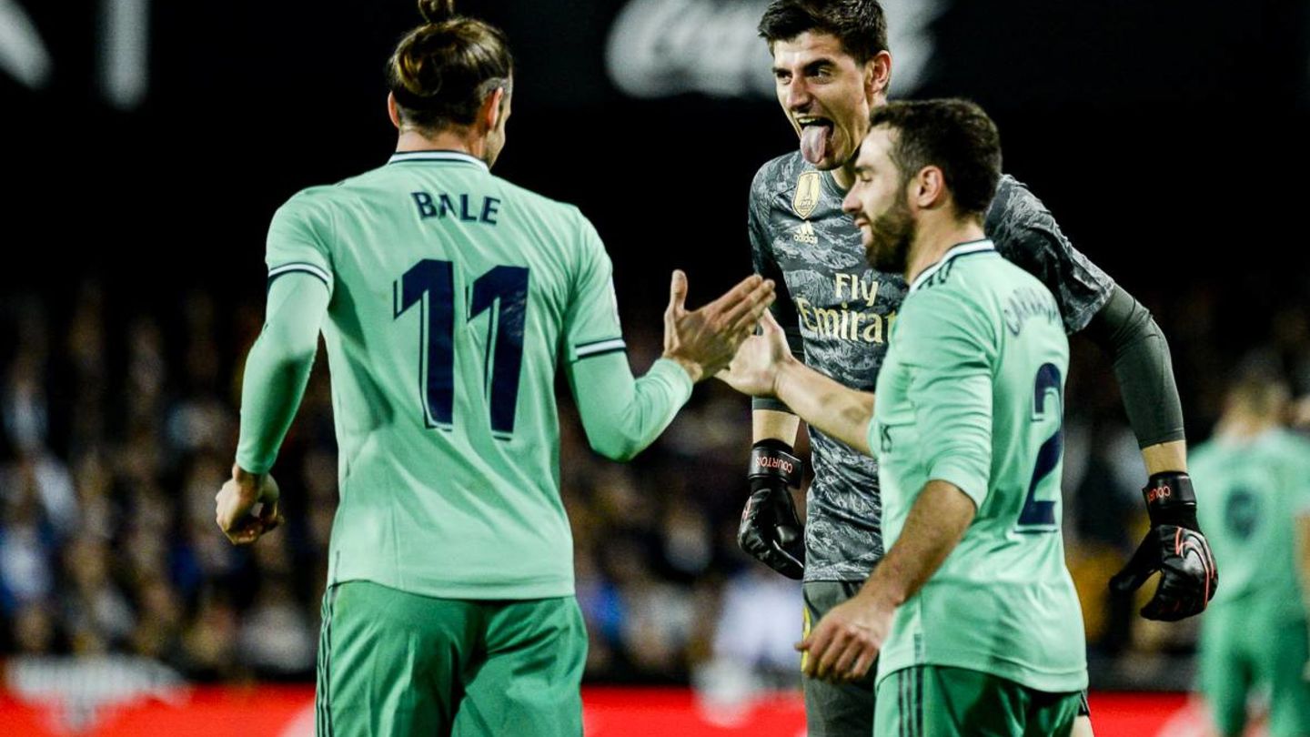 Courtois celebra con Bale y Carvajal el empate en Valencia. (EFE)