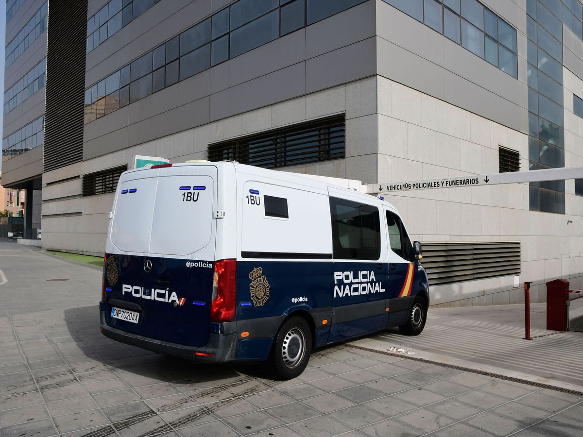 Foto: Foto de archivo de un coche de la Policía Nacional. (EFE/Carlos Barba)