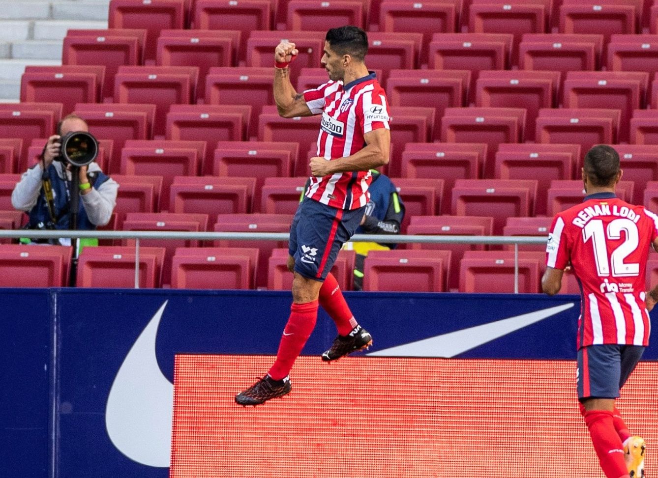 Luis Suárez celebra su primer gol. (Efe)