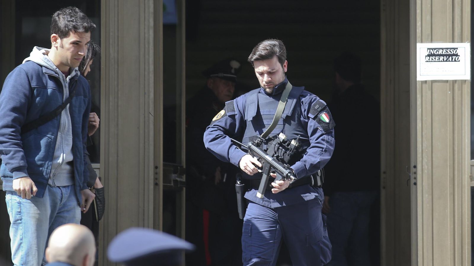 Foto: Un policía italiano en la puerta del Tribunal de Justicia de Milán (Reuters)
