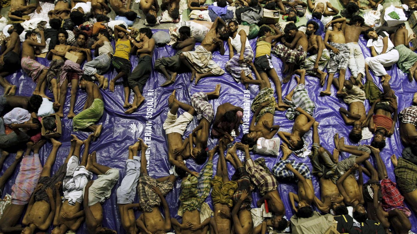 Migrantes de la minoría rohingya tras ser rescatados en alta mar en Lhoksukon, Indonesia, en mayo de 2015 (Reuters). 