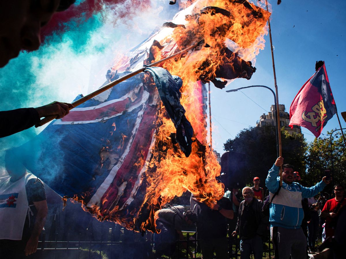 Foto: Manifestantes quemaron una bandera británica por el 40 aniversario de la guerra de las Malvinas en Buenos Aires. (Reuters/Mariana Nedelcu)