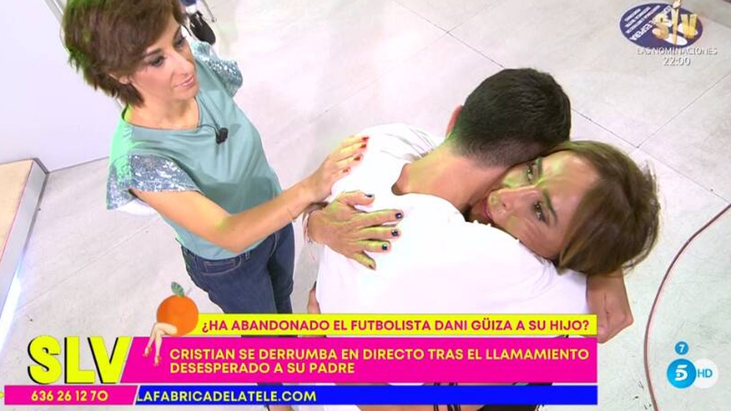 María Patiño abrazando al hijo de Dani Güiza. (Mediaset)