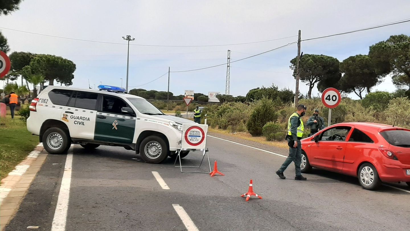 Imagen de archivo de un control de la Guardia Civil en una carretera de Huelva. (EFE/Juan Chicano)