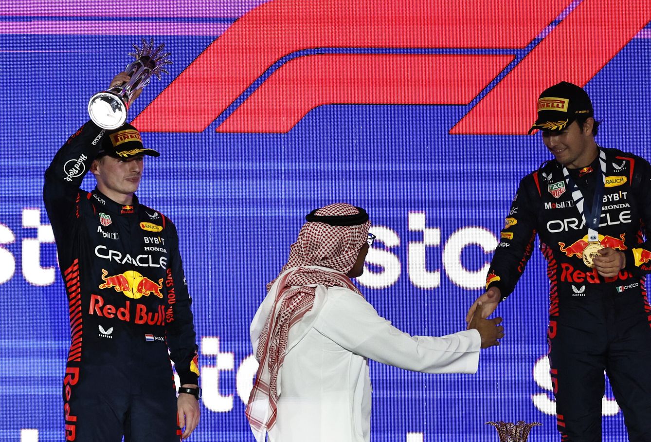 La tensión entre Verstappen y Pérez en el pódio de Yeda saltaba a la vista (REUTERS/Hamad I Mohammed)