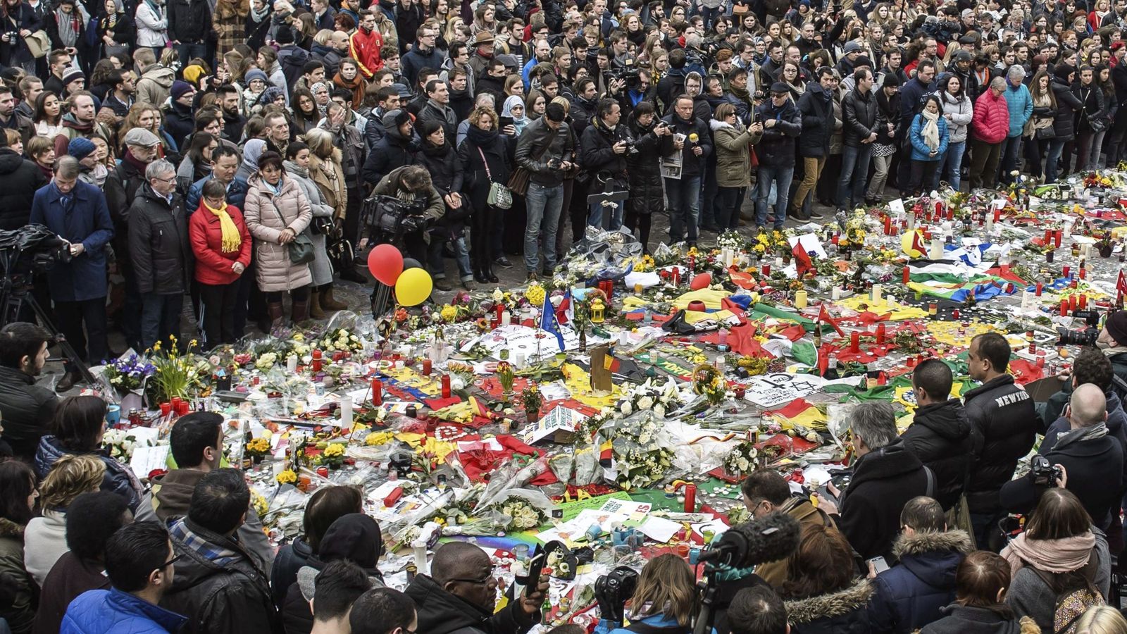 Foto: Cientos de personas guardan un minuto de silencio en la Plaza de la Bolsa en Bruselas tras los atentados. (EFE)