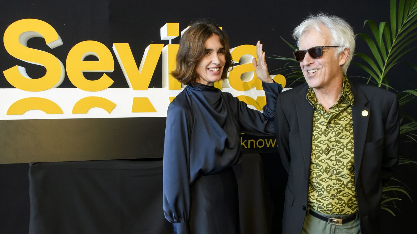 Paz Vega y Kiko Veneno, a su llegada al acto de entrega de las Medallas de la Ciudad de Sevilla 2023. (EFE/Raúl Caro) 