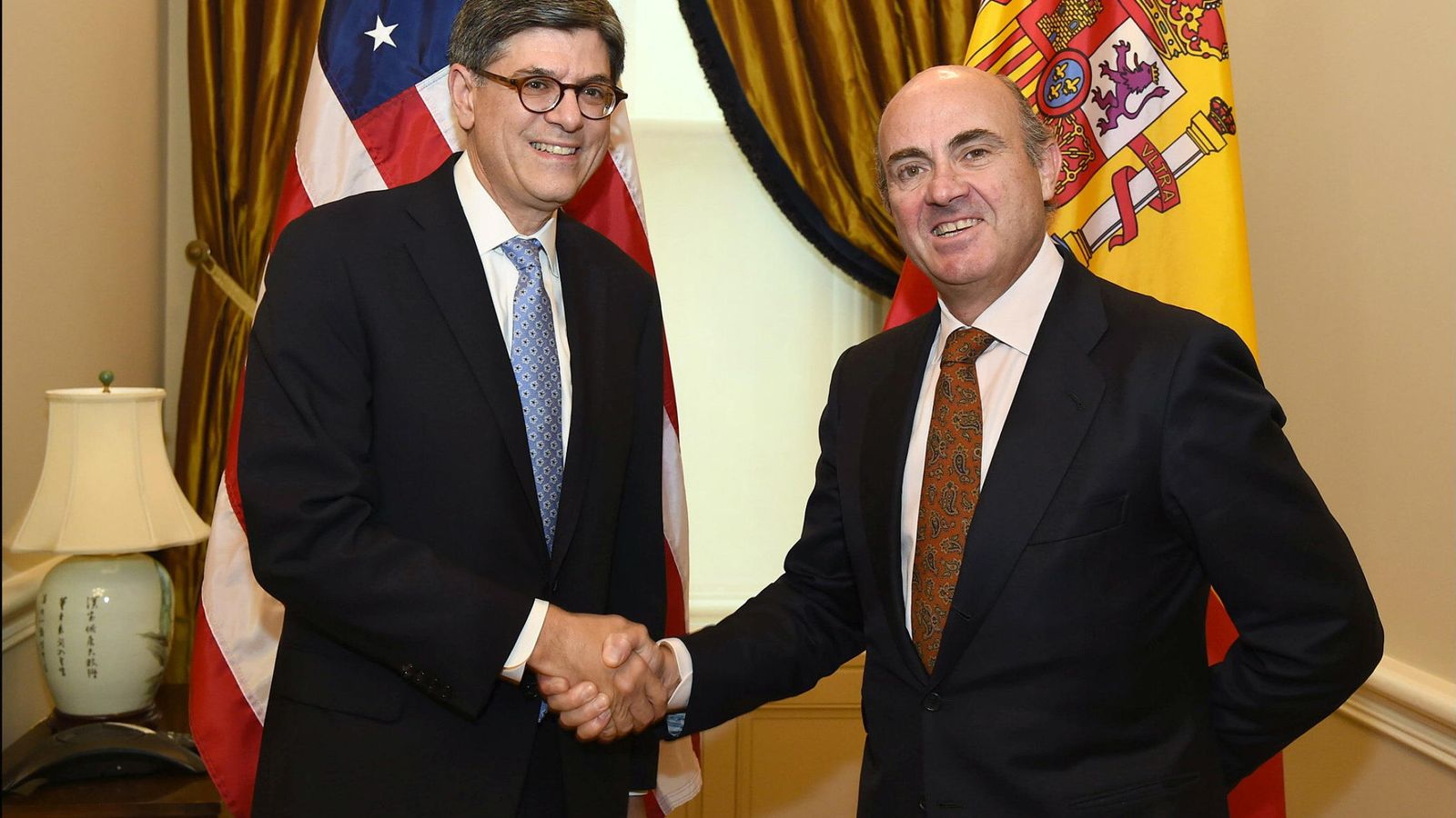 Foto: Luis de Guindos saluda al secretario del Tesoro de EEUU, Jack Lew, el pasado viernes (Efe)