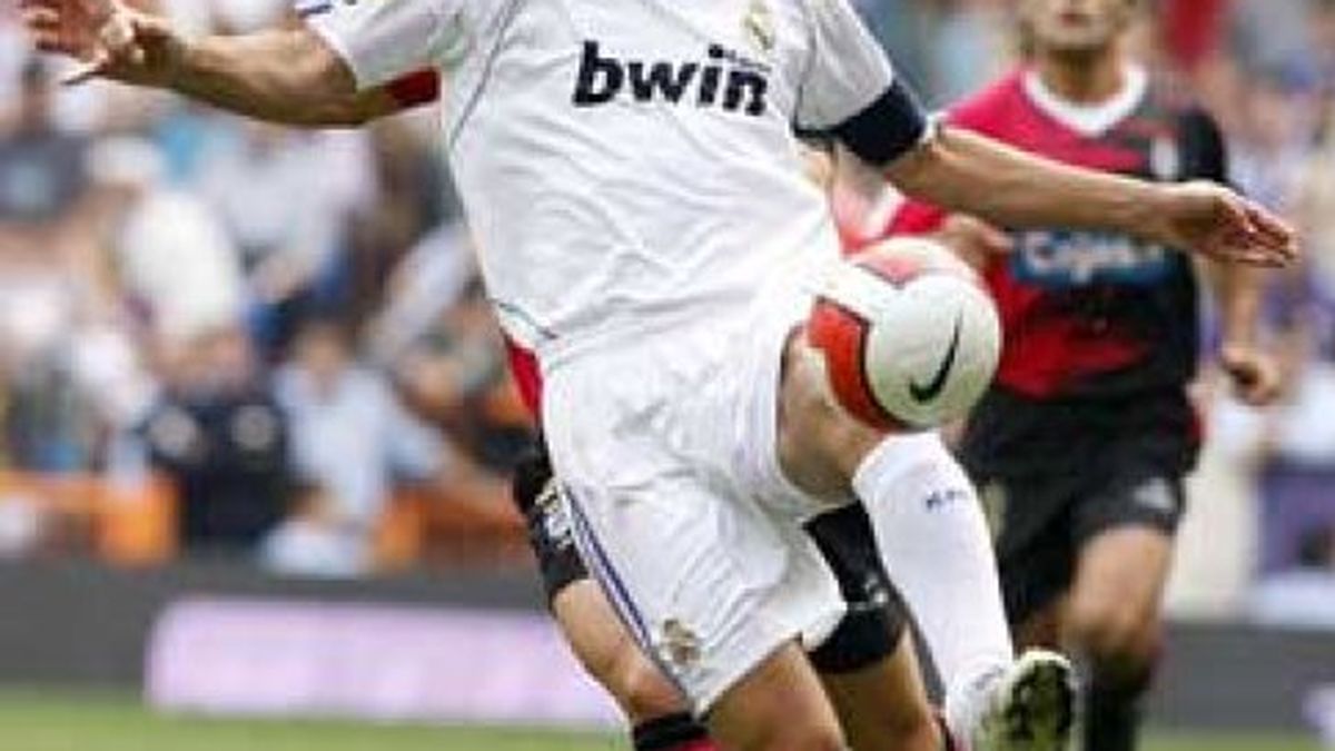 Mosqueo en la plantilla del Real Madrid porque Raúl no entra en las rotaciones