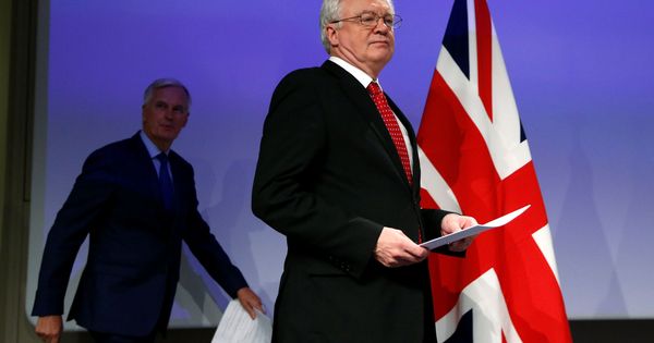 Foto: David Davies y Michel Barnier antes de la rueda de prensa conjunta en Bruselas. (Reuters)