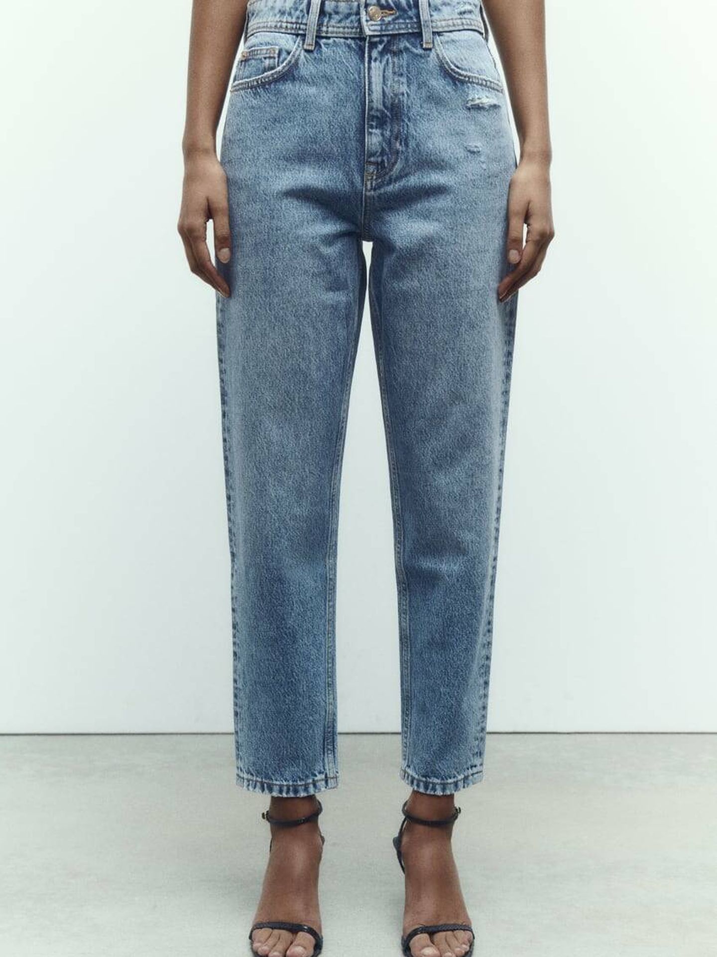 Jeans Zara para combinar con esta blusa bohemia. (Zara)
