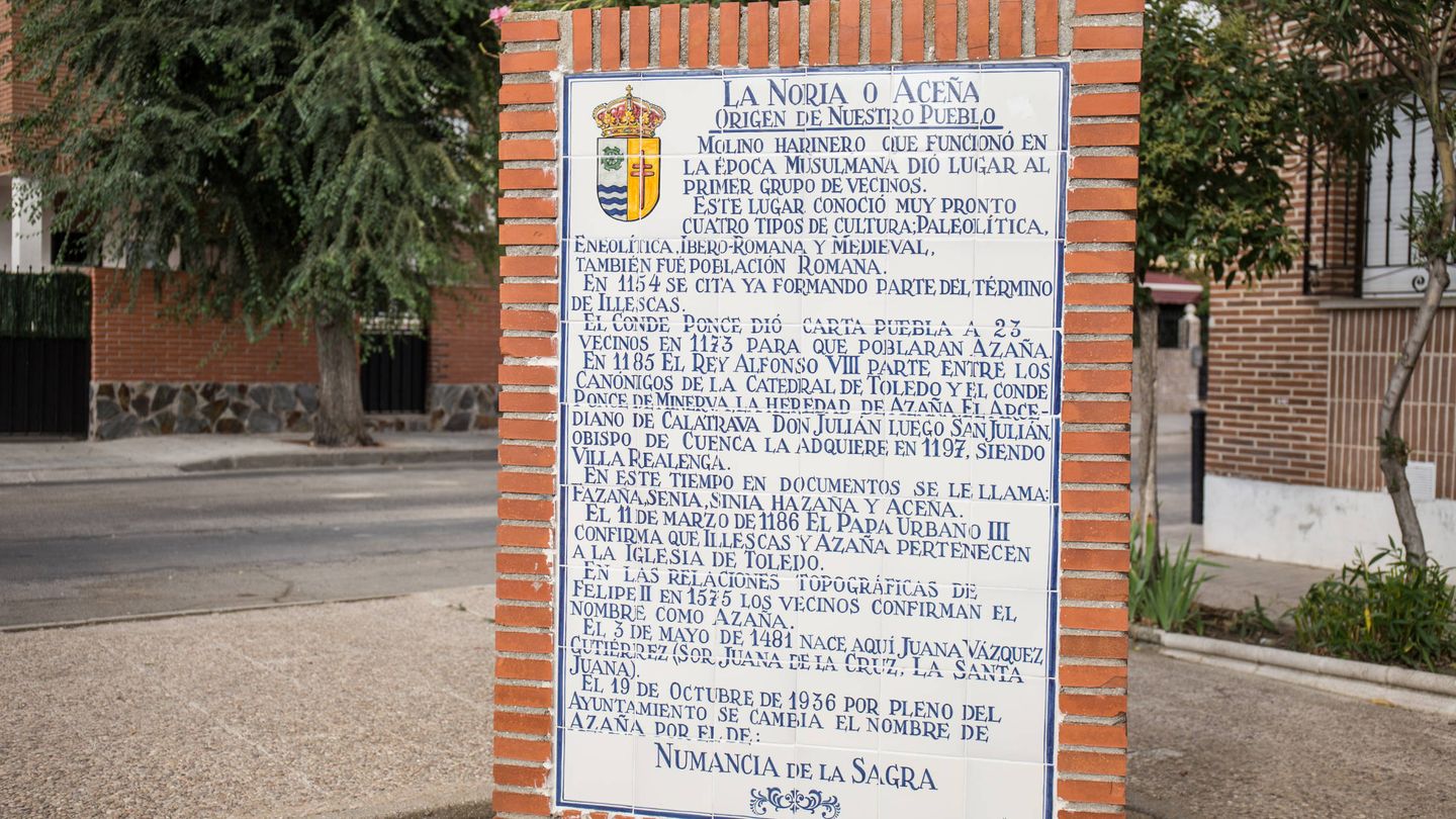 Monumento conmemorativo a la historia de Azaña. (D.B.)